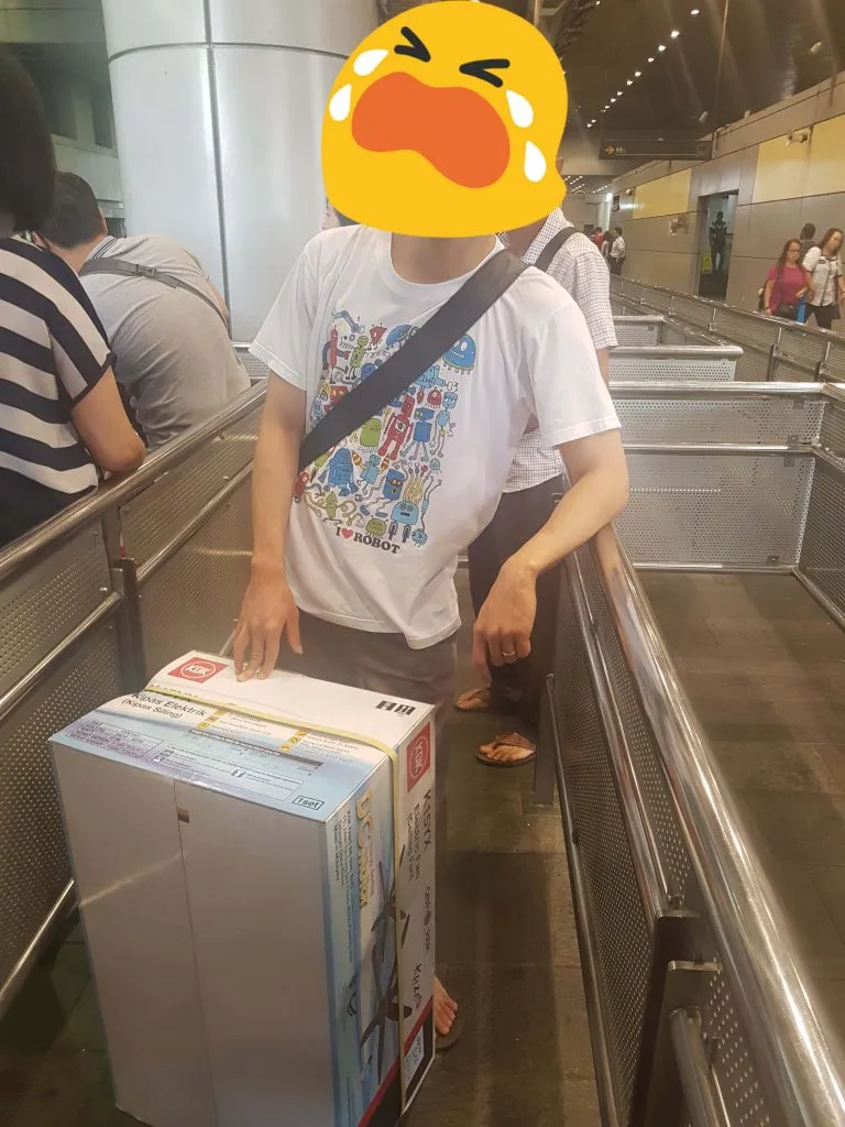 Carrying the fan still can la, but that in itself was already very tiring. If it's multiple boxes I definitely couldn't carry it. Even if I gym more often it's not possible.