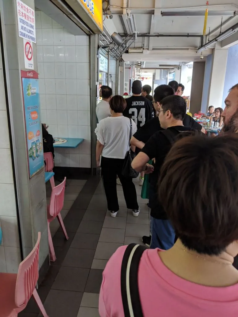 This kind of queue must mean the noodle are awesome right? We started out along the walkway at the kopitiam. Damn far away from the stall. The lady in pink gave up halfway.
