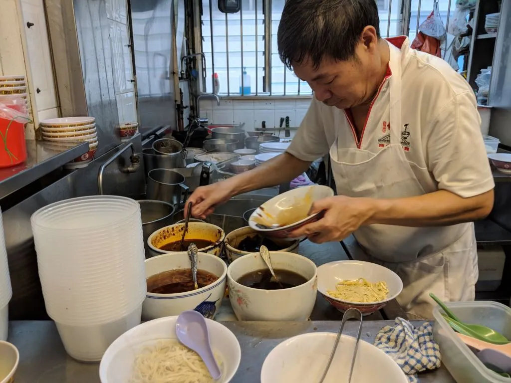 Uncle still preparing to cook our long-awaited noodle.