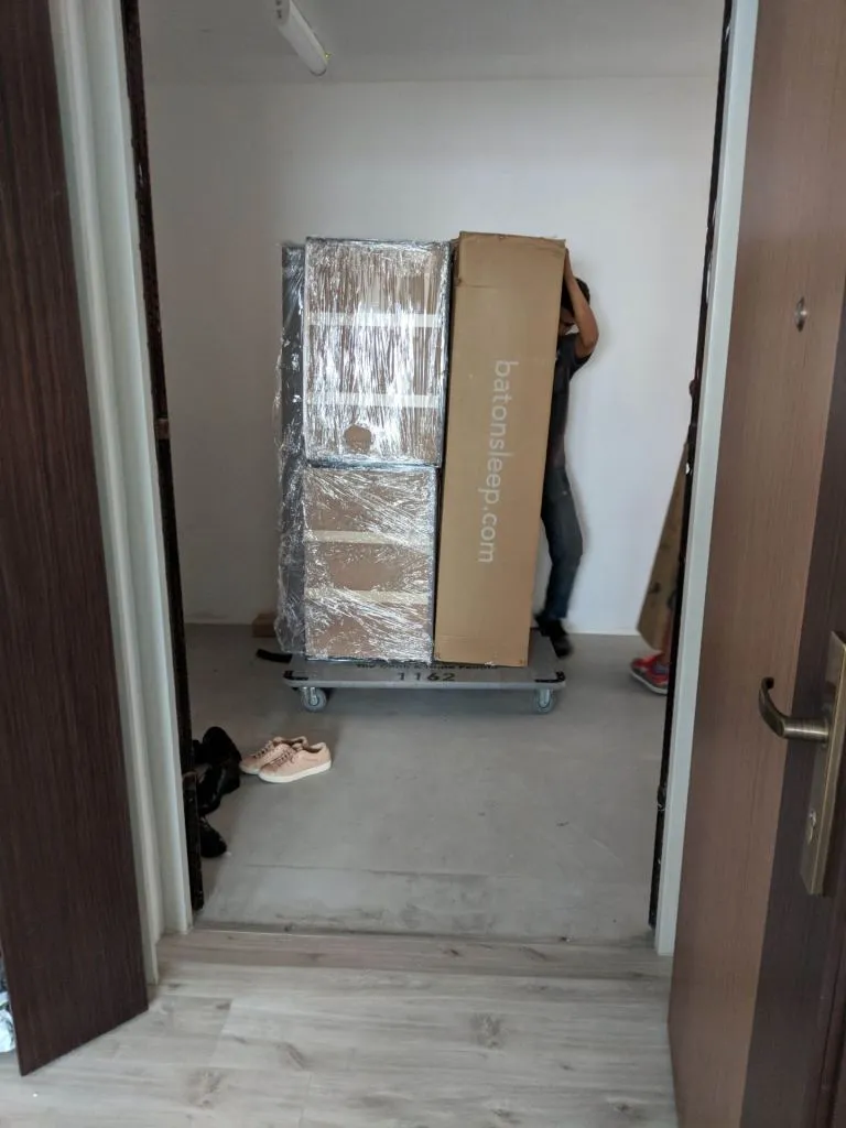 They came with a relatively small trolley of stuff. Then again, that’s normal because the mattress is vacuum packed.