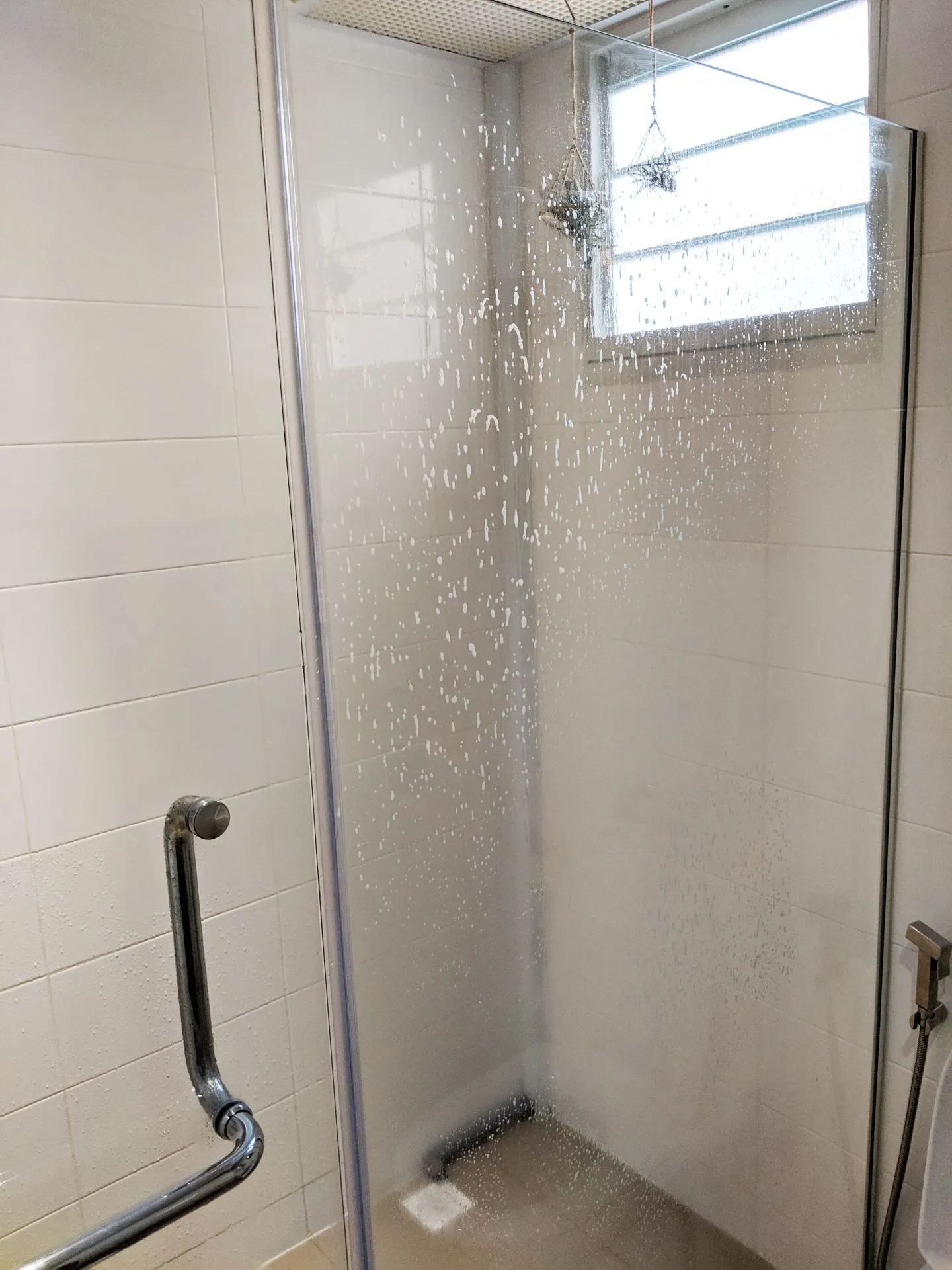 The effects of the glass cleaning liquid, doesn’t work.