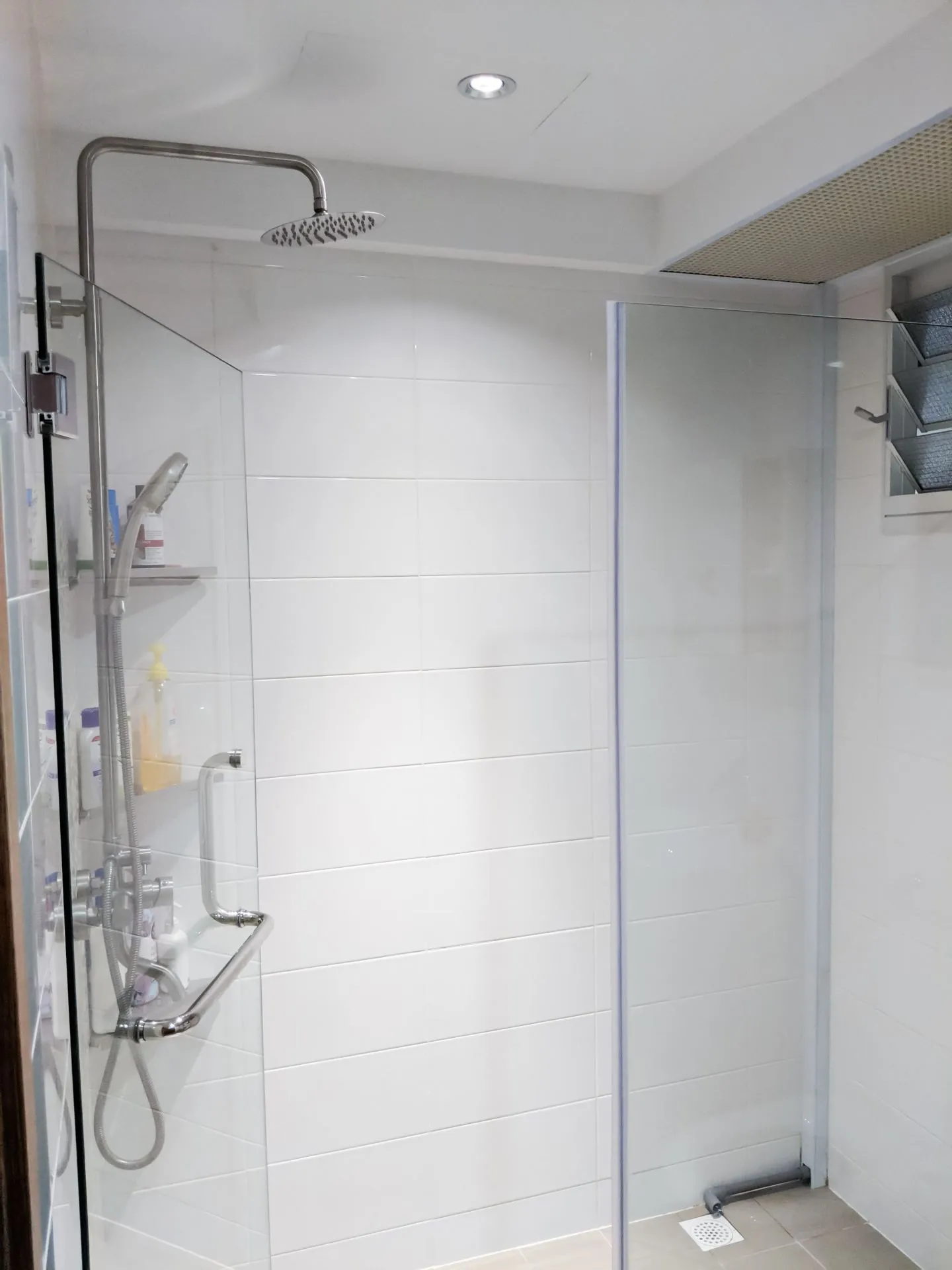 The rainshower set was the same as the common toilet one. We installed a shower screen here which is very welcome and keeps everything dry outside the shower area. But the downside is you’ve to maintain and wipe it.