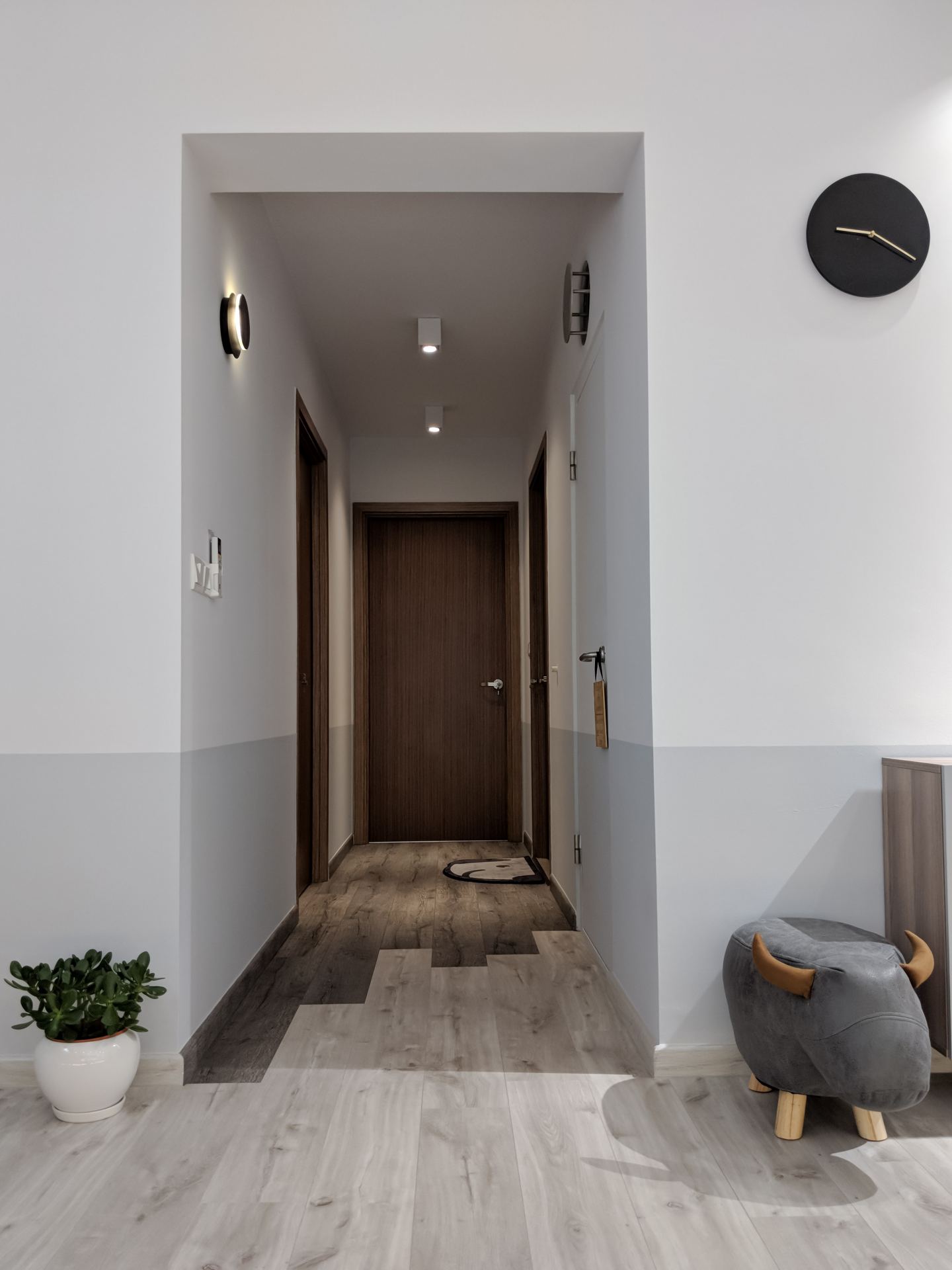 The corridor is less well lit by comparison. We love the way the colour of the floor changes as you get into the rooms. The accent light that is shaped like an eclipsed moon was an awesome and cheap find on Taobao as well. 